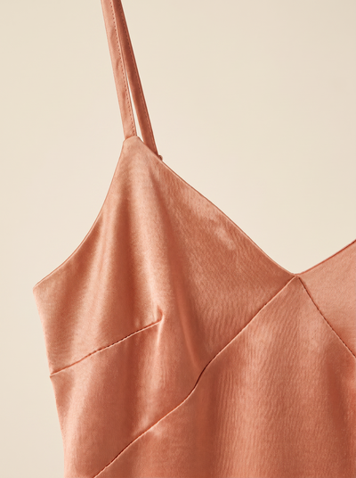 Midikleid Livia in Apricot – Satinstoff im Detail