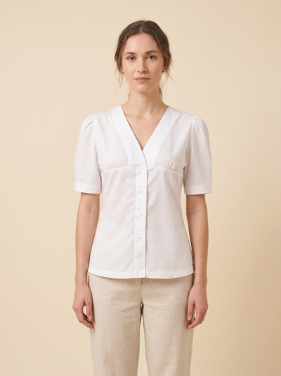 Blusenshirt Elin in Weiß – am Model