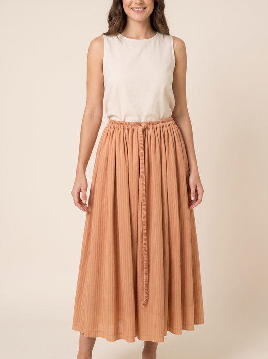 Plisseerock Thea in Apricot – am Model