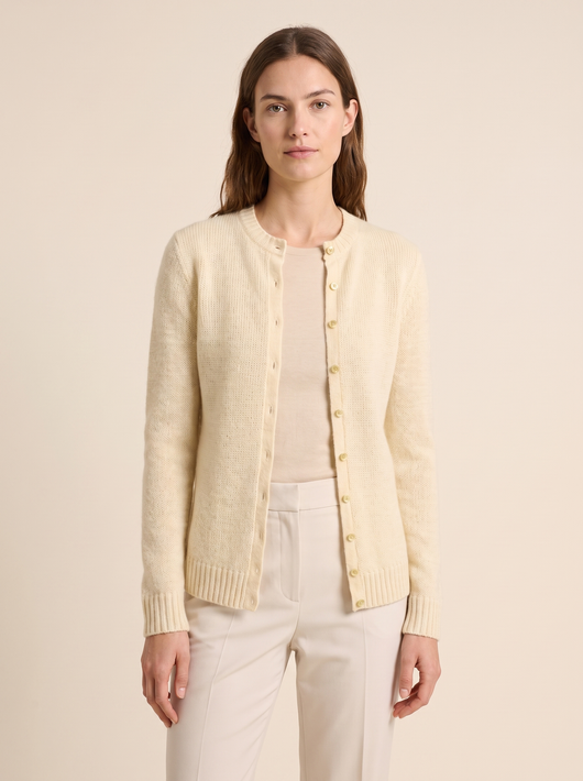 Feinstrick-Cardigan Vera in Creme – am Model