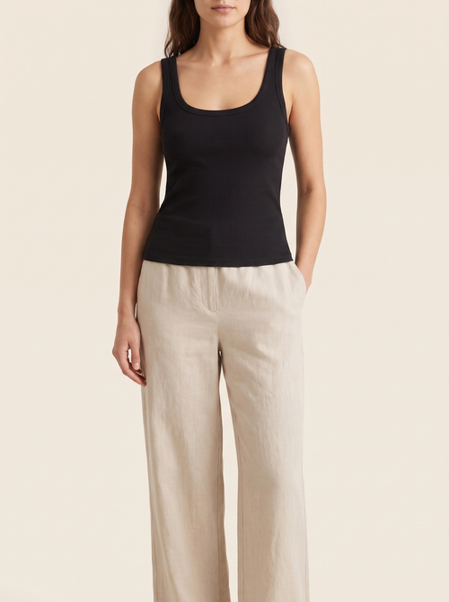 Basic-Top Lea in Schwarz, Rippoptik