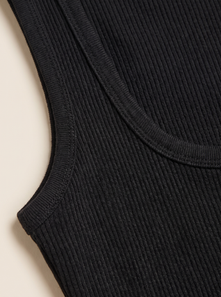 Basic-Top Lea in Schwarz, Rippoptik