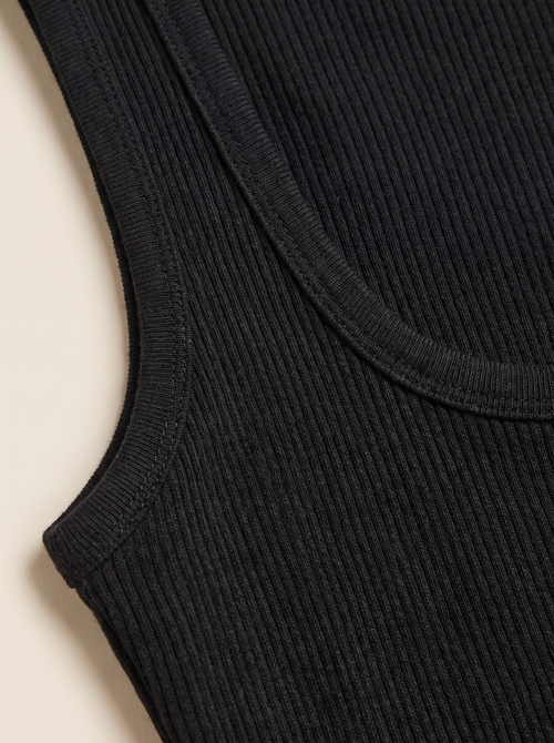 Basic-Top Lea in Schwarz, Rippoptik